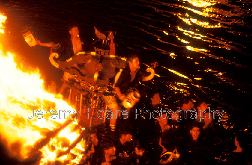 Travel-J5827-Mikoshi-in-the-river-copy