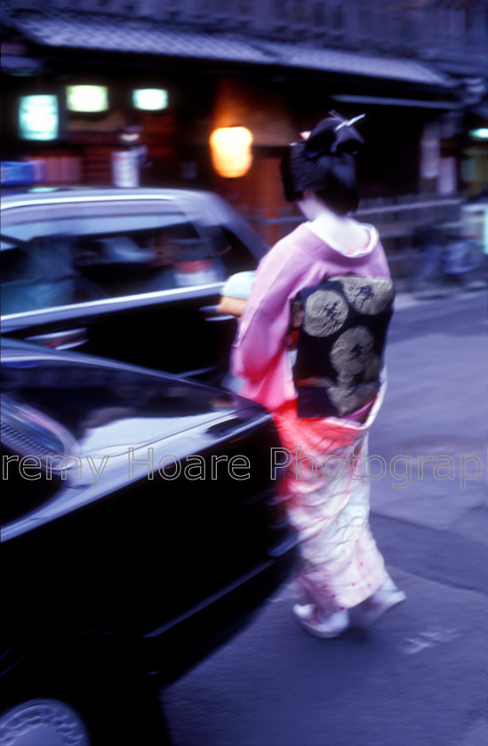 Travel-18528-Geisha-and-taxi-copy