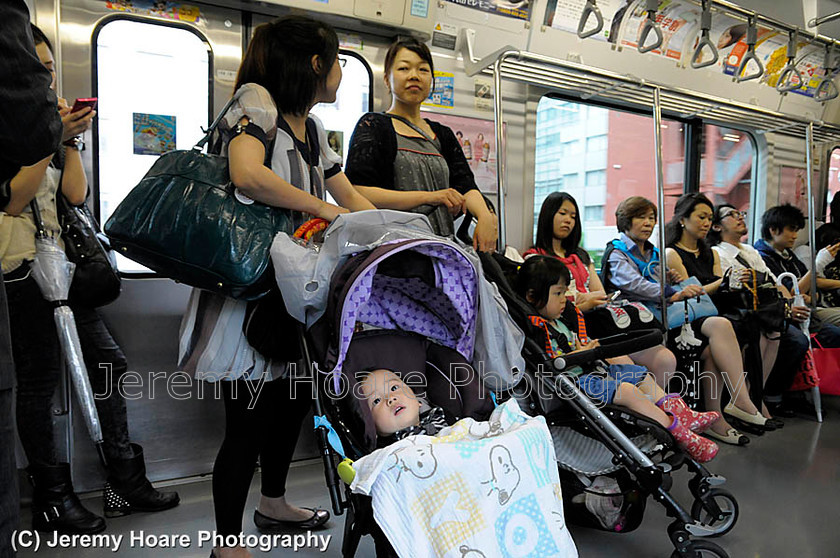 DSC3976-FB-Eyes-of-wonder-on-a-Tokyo-subway 
 Women and children on a Yamanote Line train, Tokyo, Japan